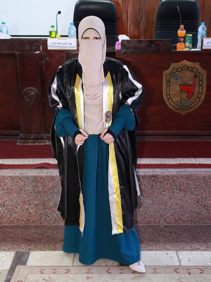 تحت رعاية السيد الأستاذ الدكتور /صبرى توفيق همام عميد كلية الألسن والسادة أعضاء هيئة التدريس يقسم اللغه الانجليزيه