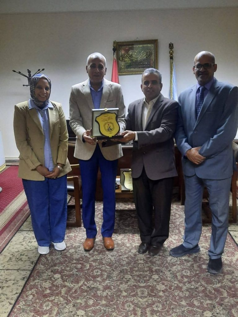 أهداء عميد الكلية والسادة الوكلاء لمعالى النائب المحترم عبدالناصر يس