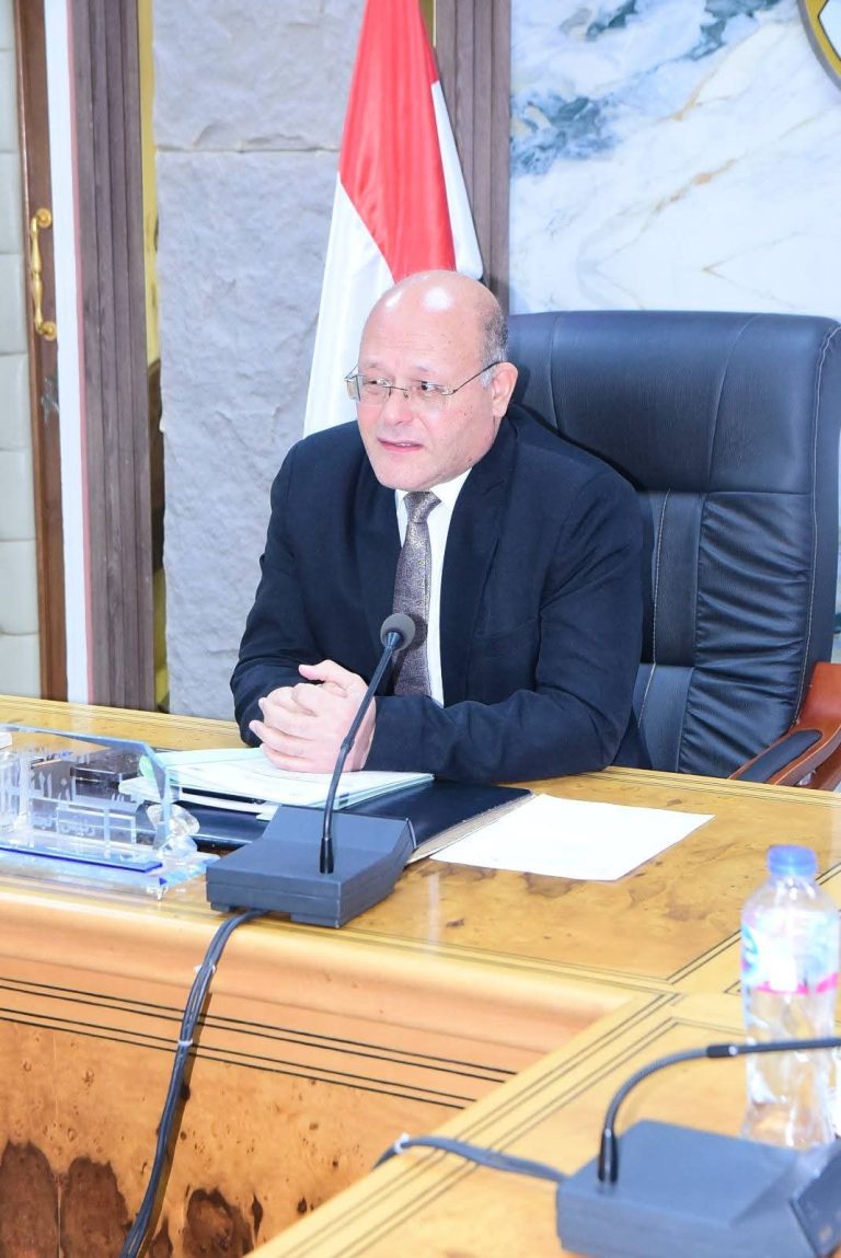 الدكتور حسان النعماني رئيس جامعة سوهاج يتراس الاجتماع الدوري لمجلس الدراسات العليا والبحوث