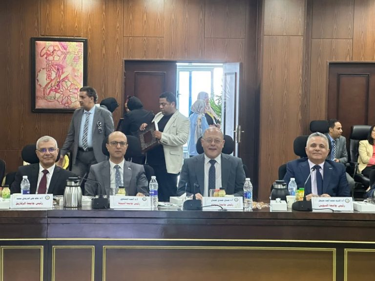 رئيس جامعة سوهاج يشارك بالاجتماع الدوري للمجلس الاعلي للجامعات بجامعة دمياط