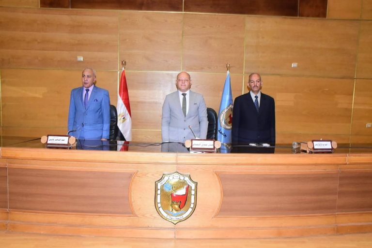 *جامعة سوهاج تقف دقيقة حداد على أرواح الـ 19 فتاة من بنات قرية المنوفية..خلال تخريج الدفعه ١٦ من كلية التكنولوجيا والتعليم* 