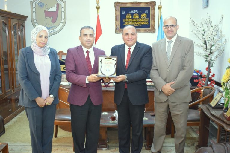 عميد الكلية يسلم معالى النائب المحترم الأستاذ الدكتور خالد عبداللطيف نائب رئيس الجامعة لشئون تنمية البيئة وخدمة المجتمع درع لجهوده المبذولة لدعم الكلية