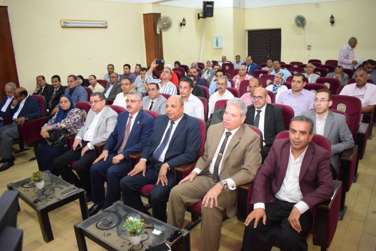 السيد الأستاذ الدكتور صبري توفيق همام عميد الكلية  وا.د.م طارق عبد النعيم عاصم وكيل الكلية لشئون التعليم والطلاب  ا.د .م شيماء أحمد الصغير وكيل كلية لشئون البيئة وتنميه المجتمع  وا.د أسماء عبدالرؤوف أستاذ اللغة الإسبانية  وا.د أحمد حامد أستاذ اللغة العبرية  ا.د أحمد ابوحسوب أستاذ اللغة الإنجليزية  وا.د.مصدام محمد خليل مدرس بقسم اللغة الفرنسية  يشاركون في مهرجان انطلاق جائزة مصر للتميز الحكومي لاختيار أفضل  العناصر الإدارة وتكريم المميزين منهم