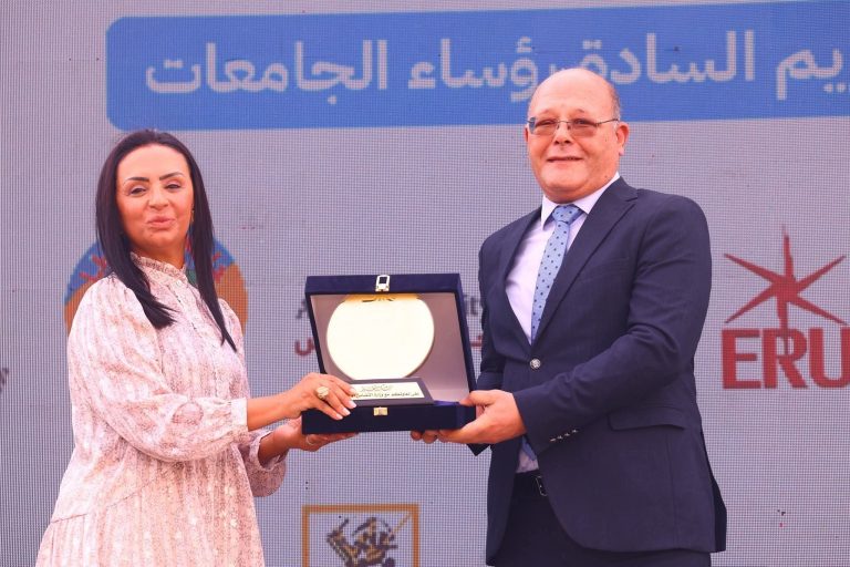 تكريم مستحق لمعالي الوزير ا د حسان النعماني رئيس جامعة سوهاج من معالي الوزيرة البشوشة صاحبة العطاء ا د مايا مرسي وزيرة التضامن الاجتماعي 