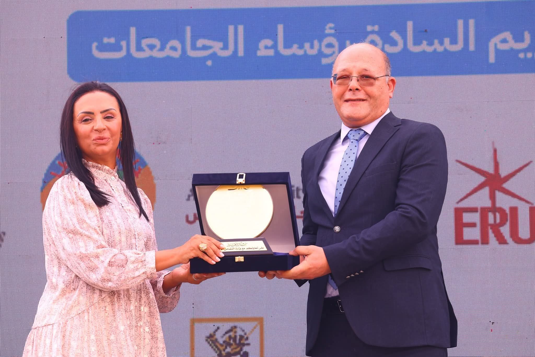 تكريم مستحق لمعالي الوزير ا د حسان النعماني رئيس جامعة سوهاج من معالي الوزيرة البشوشة صاحبة العطاء ا د مايا مرسي وزيرة التضامن الاجتماعي 