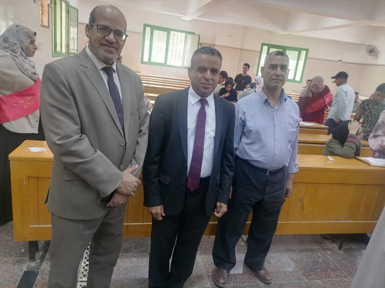 تحت رعاية السيد الأستاذ الدكتور “صبرى توفيق همام عميد كلية الألسن والأستاذ الدكتور طارق عبدالنعيم عاصم وكيل الكليه لشؤن التعليم والطلاب بكلية الألسن أول يوم استلام الملفات والكشف الطبي لطلاب الجدد