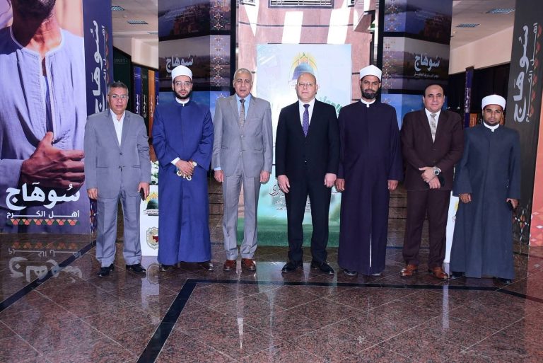 *نفحات روحانية تتجلى بجامعة سوهاج ابتهاجا بالذكري العطرة لمولد خير الأنام المصطفى العدنان خاتم المرسلين*     *النعماني: اهنىء فخامة الرئيس عبد الفتاح السيسى رئيس الجمهورية، وجموع الشعب المصري العظيم ومنسوبي الجامعة، بمناسبة الذكرى العطرة لمولد النبي محمد صلى الله عليه وسلم*   شهد الدكتور حسان النعماني رئيس جامعة سوهاج، فعاليات الاحتفال بمولد خير خلق البرية المصطفى صلى الله عليه وسلم، الذى نظمته الإدارة العامة لرعاية الشباب المركزية، بحضور الدكتور عبدالناصر يس والدكتور خالد عمران نواب رئيس الجامعة والمحاسب أشرف القاضي أمين عام الجامعة، وأمناء الجامعة المساعدين،ونخبة من القيادات الجامعية وأعضاء هيئة التدريس والعاملين وطلاب الجامعة، ويحاضر بالاحتفالية فضيلة الشيخ رجب وزيري مدير إدارة الدعوة بمنطقة وعظ سوهاج، يرافقه وفد من مشايخ المنطقة الأزهرية.   وفي بداية الحفل، ألقى الدكتور حسان النعماني، كلمة هنأ فيها فخامة الرئيس عبد الفتاح السيسى رئيس الجمهورية، وجموع الشعب المصري العظيم، بمناسبة الذكرى العطرة لمولد النبي محمد صلى الله عليه وسلم، مؤكداً على أن الاحتفاء بمولد النبي صلى الله عليه وسلم، من الواجبات الدينية الضرورية، للتذكير بشخصية فريدة لم تتكرر تاريخ البشرية، ، فسيرة النبي الأمين  قدوة حسنة لنا جميعاََ، تلهمنا القوة والإرادة، والصبر والتحمل، والشجاعة والجراءة، موجهاً شباب الجامعة بضرورة التحلي بأخلاق النبي محمد صلى الله عليه وسلم، والاقتداء بسنته والسير على نهجه والامتثال لأوامره واتباع شريعته، ومواجهة التطرف وفتن العصر الحديث، والتمسك بكتاب الله وسنه رسوله، والعمل بإخلاص وصدق لتحقيق التقدم والإرتقاء بالوطن.  ومن جانبه أعرب فضيلة الشيخ رجب وزيري، عن سعادته بالتواجد فى رحاب جامعة سوهاج، ومشاركة منسوبي الجامعة احتفالهم بمولد خير الأنام، النبي الأمي محمد بن عبد الله صوات الله وسلامه عليه، الذى أطل بنوره على الوجود فأشرقت الدنيا وملأت الكون بالفرح والسرور ابتهاجاََ بقدوم خاتم الأنبياء والمرسلين،، متحدثا عن أهم الدروس والعبر المستفادة من السيرة النبوية، وأهميتها فى تقوية الإيمان واليقين في قلوب المسلمين ،  وعن حياة الرسول صلى الله عليه وسلم، بدقائقها وتفاصيلها ، منذ ولادته وحتى موته، مرورا بطفولته وشبابه ودعوته، وجهاده وصبره وانتصاره على عدوه،، متمنياً من أن يتخذ الشباب من صفات وخصال الرسول الكريم القدوة الحسنة، ويضعوا نصب أعينهم دوره الهام تقدم وعلو الدولة الإسلامية، وضرورة استكمال رسالته ومسيرته العطرة، لتحقيق عمارة الأرض التي استُخلف فيها، والاستفادة مما سخَّره الله فيها لينفع نفسه وغيره، والتمسك بكتاب الله وسنه الرسول الكريم.  جدير بالذكر أن الحفل تضمن عدد من الفقرات الفنية كالانشاد الديني، وفقرة التنورة، والاغاني الدينية الشهيرة في حب رسول الله صلى الله عليه وسلم، والتى نالت إعجاب الحاضرين وتفاعلا كبيراََ في أجواء روحانية جميلة.