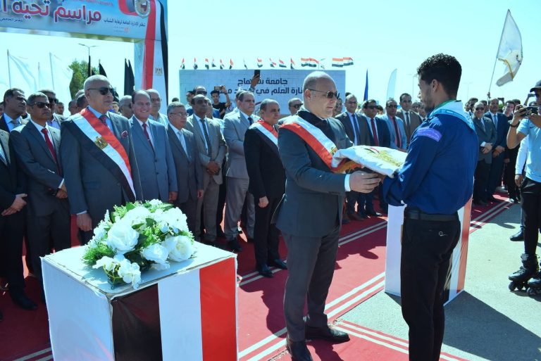 انطلاق العام الدراسي الجديد بجامعة سوهاج برفع العلم المصري وأداء التحية وسط حشد طلابى وقيادي كبير*