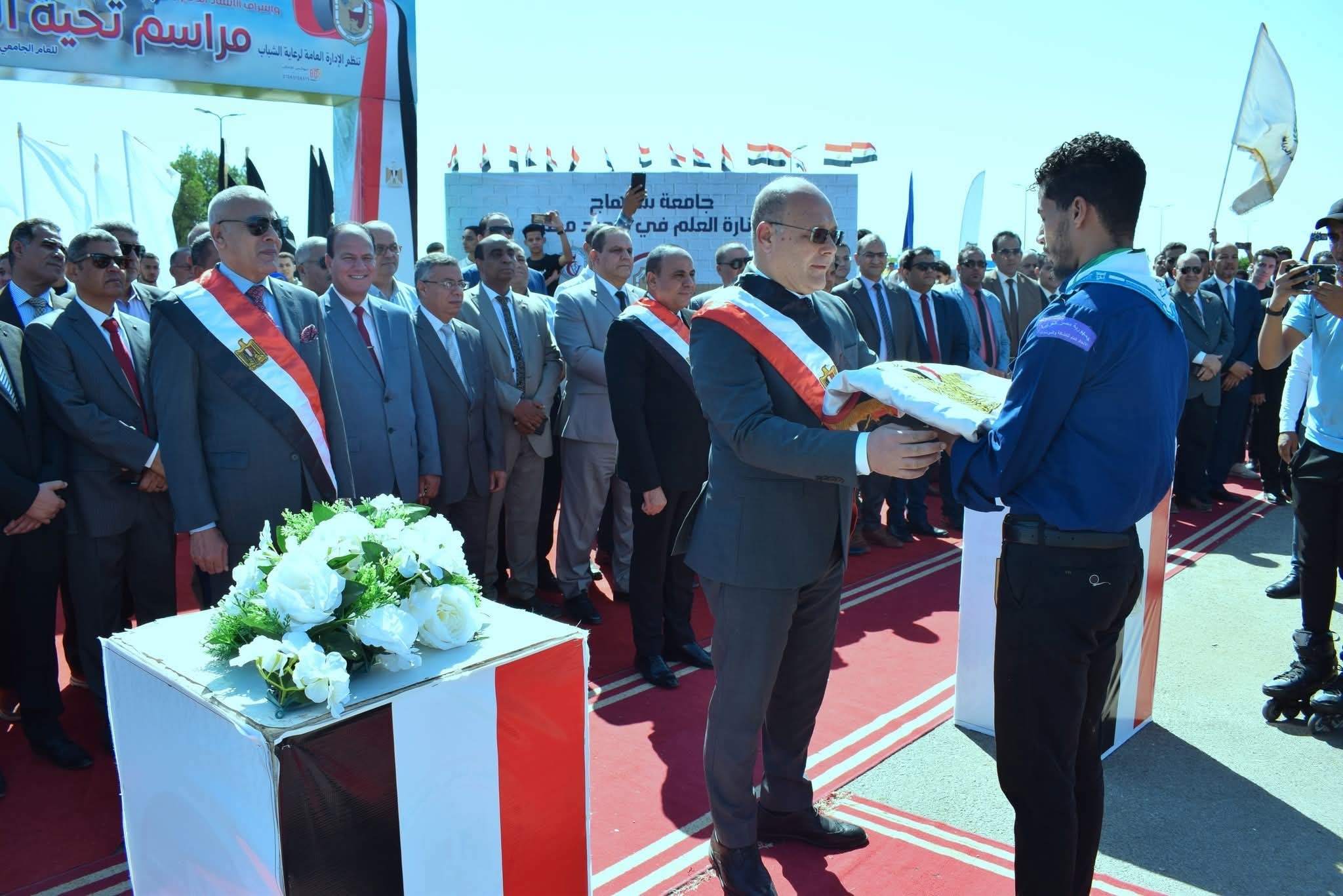 انطلاق العام الدراسي الجديد بجامعة سوهاج برفع العلم المصري وأداء التحية وسط حشد طلابى وقيادي كبير*