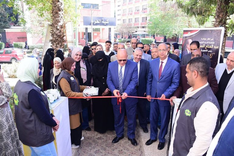 جامعة سوهاج المركز الاعلامى  *لمسة دعم وعطاء.. افتتاح معرض أبواب الخير المجاني لطلاب جامعة سوهاج* 