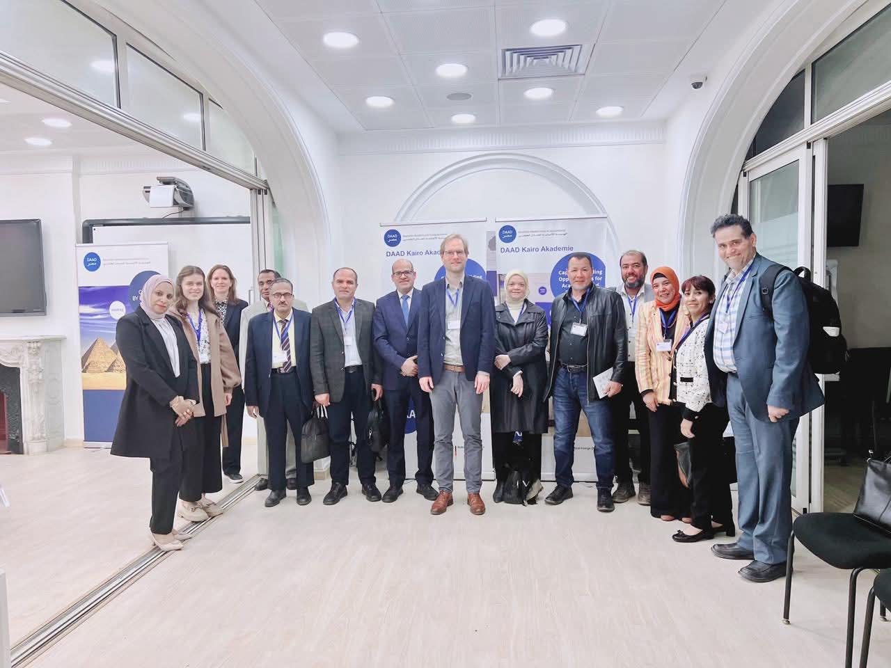 وجاءت المشاركة تلبيةً لدعوة كريمة من السيدة الدكتورة/ باخمان – مدير المكتب الإقليمي للهيئة الألمانية للتبادل العلمي DAAD، والسيد الدكتور مانويل يونجه نائب مدير الهيئة وبحضور نخبة مميزة من رؤساء أقسام اللغة الألمانية في الجامعات المصرية الحكومية والخاصة والأهلية. كما شاركفي الفعالية ا.م.د طارق عبدالنعيم عاصم – وكيل كلية الألسن لشئون التعليم والطلاب ومدير برامج كلية اللغات والعلوم الانسانية بجامعة سوهاج الأهلية