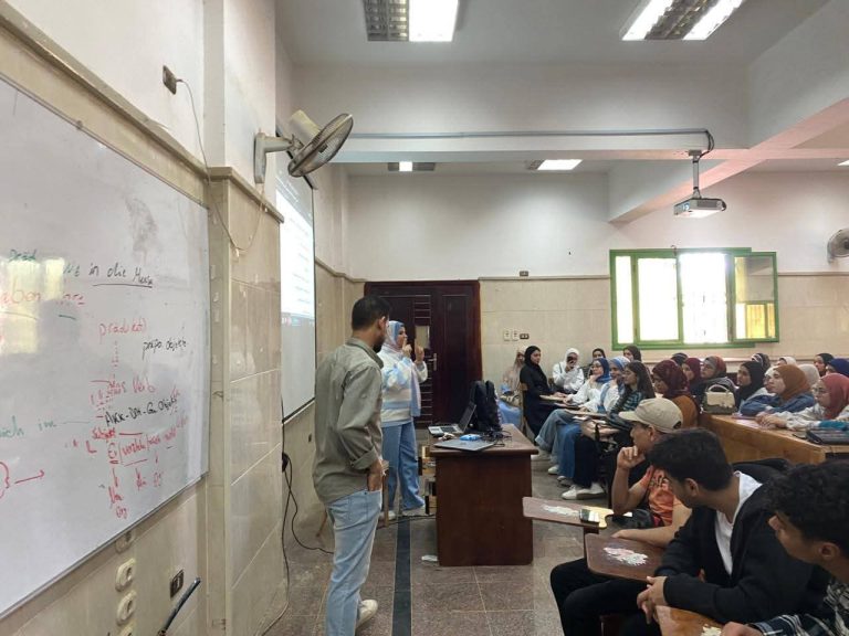 المحاضرات التعريفية لطلابها، وذلك في إطار حرصها على دعم العملية التعليمية وتطوير مهارات الطلاب