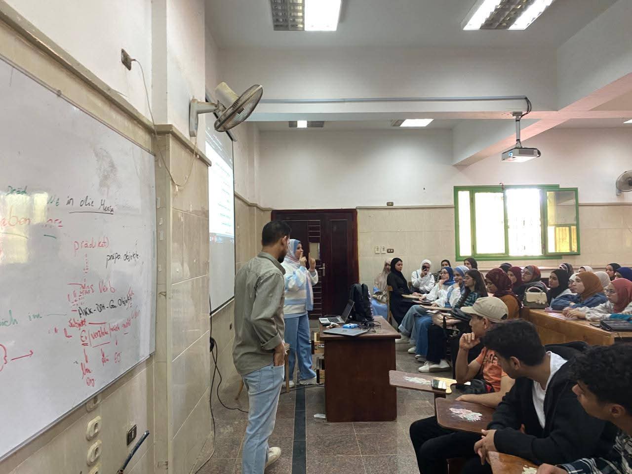 المحاضرات التعريفية لطلابها، وذلك في إطار حرصها على دعم العملية التعليمية وتطوير مهارات الطلاب