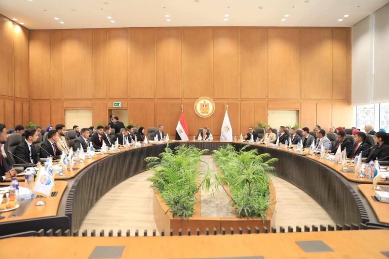 *بحضور وزير التعليم العالي طلاب جامعة سوهاج يشاركون في اجتماع موسع لتنفيذ مبادرة “وفرها… تنورها” لترشيد استهلاك الطاقة* 